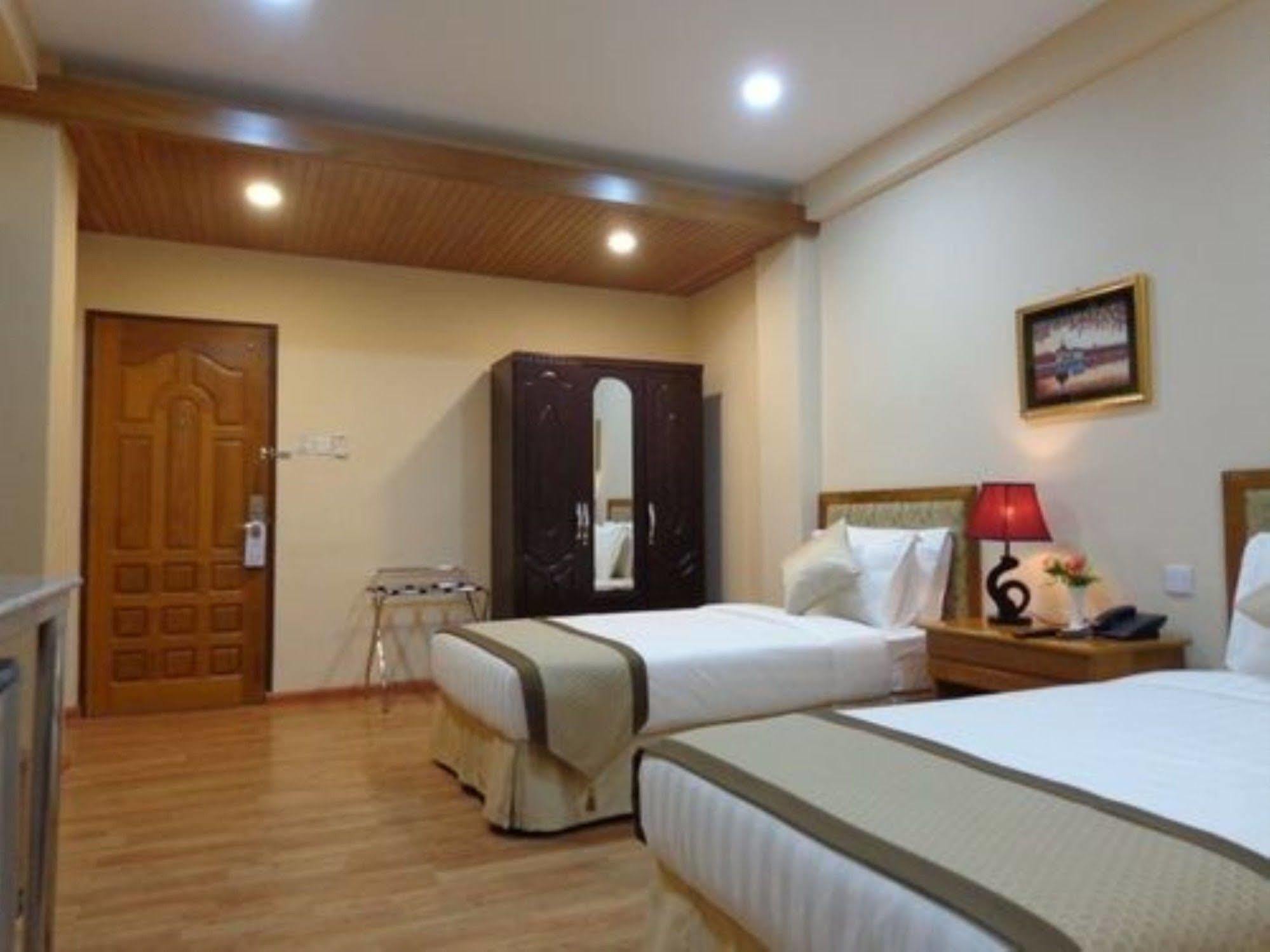 Royal Khattar Hotel Yangon Extérieur photo