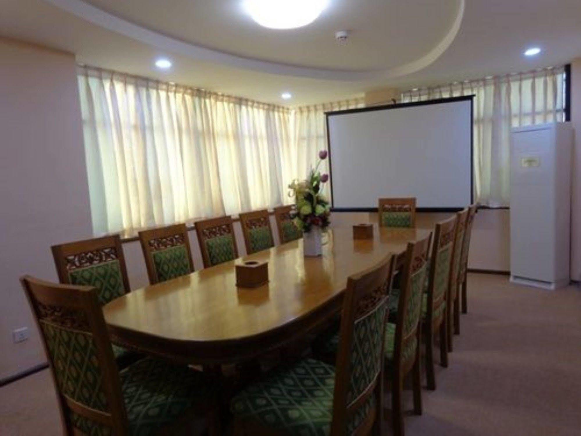 Royal Khattar Hotel Yangon Extérieur photo