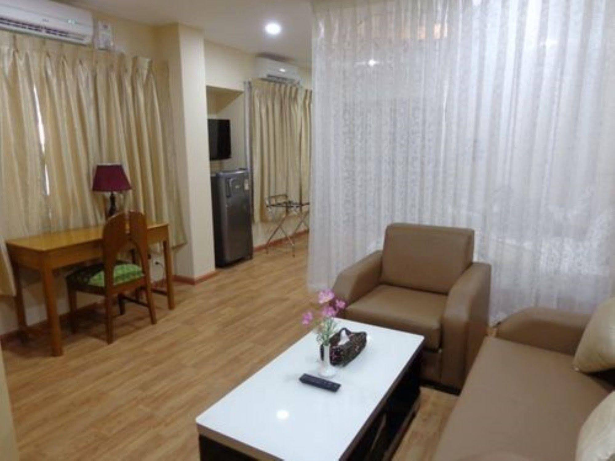 Royal Khattar Hotel Yangon Extérieur photo