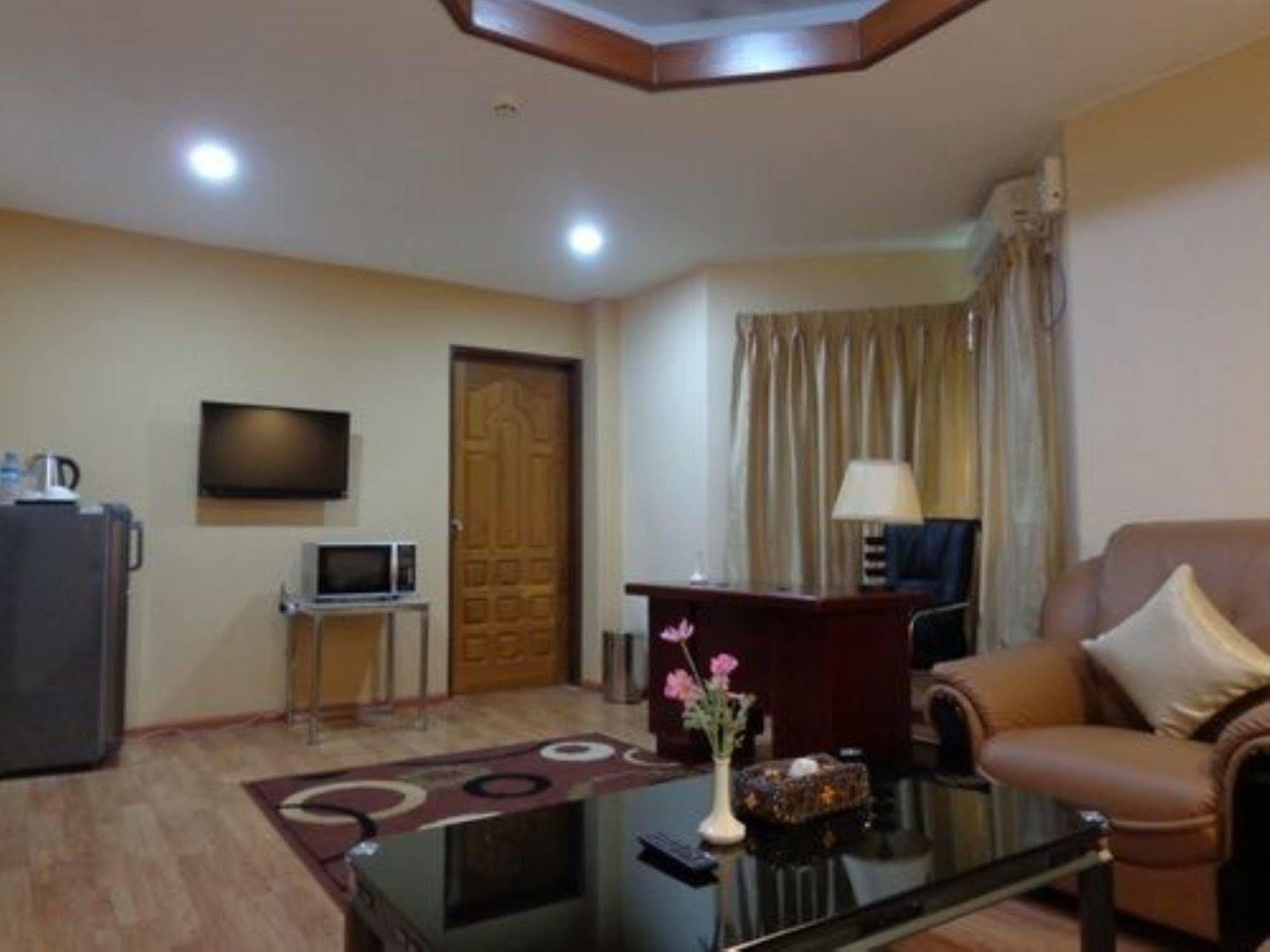 Royal Khattar Hotel Yangon Extérieur photo
